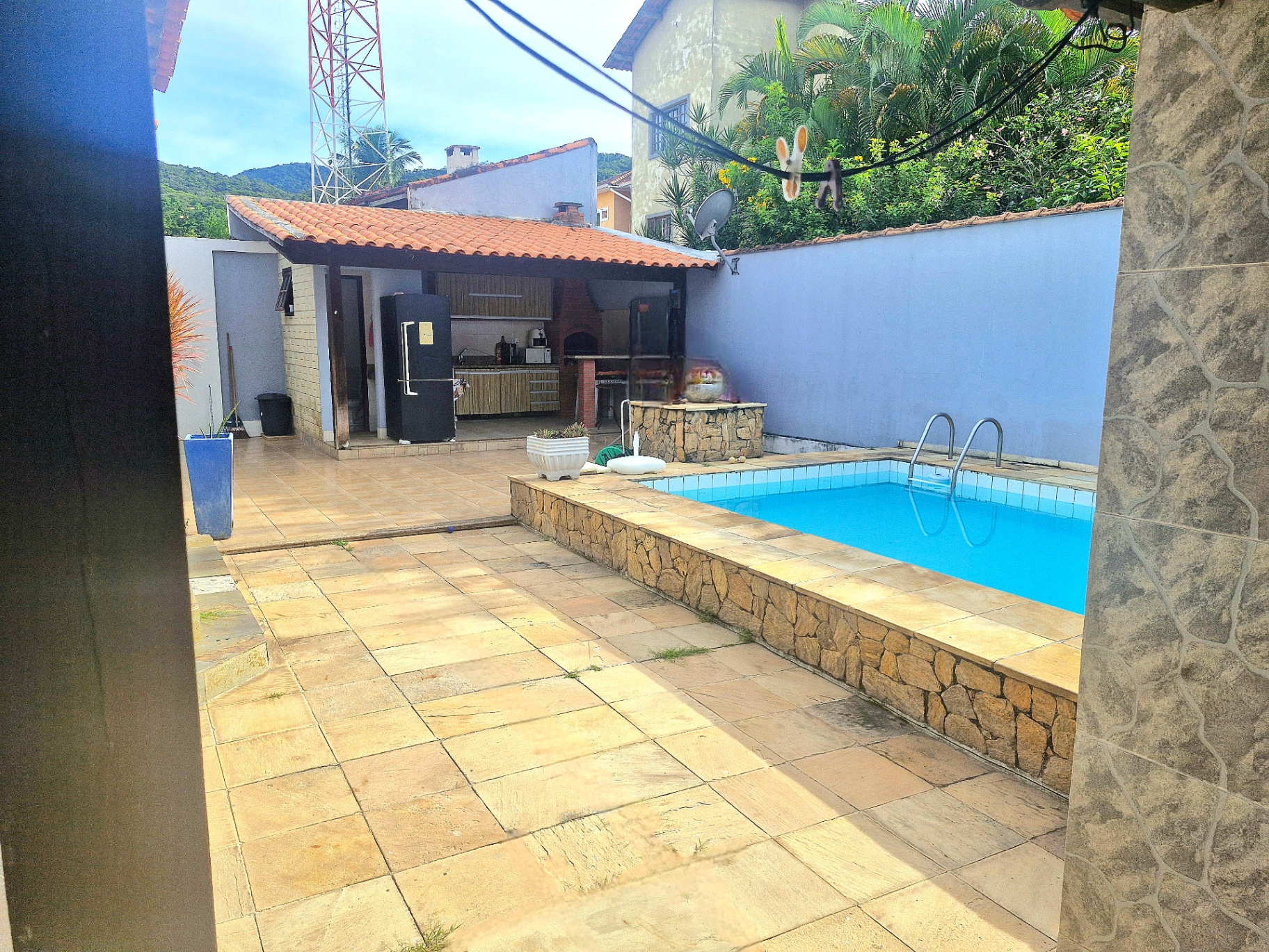 Área de lazer com piscina e churrasqueira